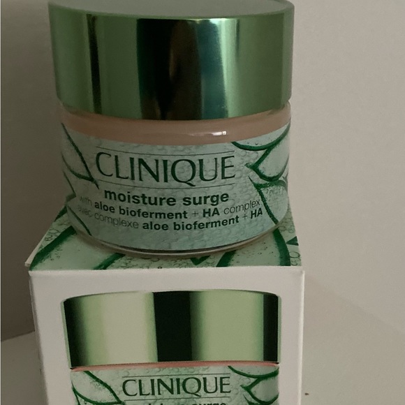 Clinique Moisture Surge 100h Auto
Replenishing Hydrator 1.7oz
Limited Edition - Picture 8 of 8